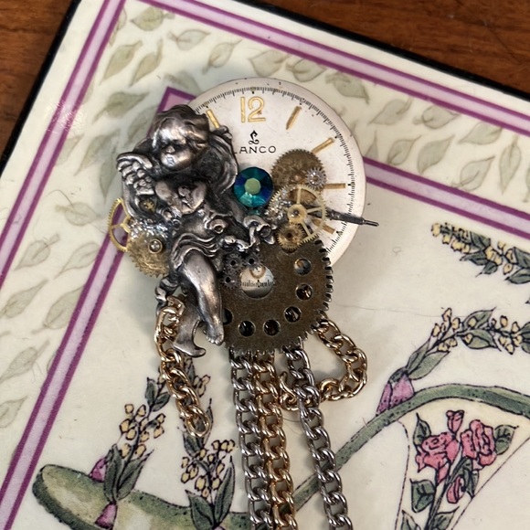 Vintage brooch - angel and made with parts from watch - Picture 6 of 8